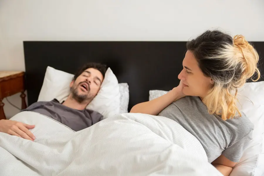 Casal na cama: ele ronca e ela não consegue dormir