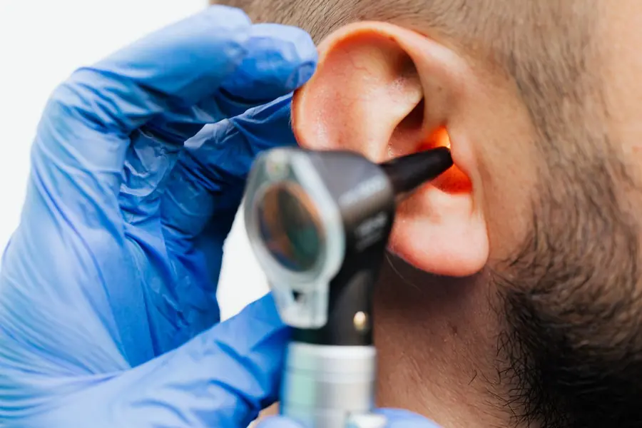 Exame de ouvido com otoscópio no consultório de otorrinolaringologia